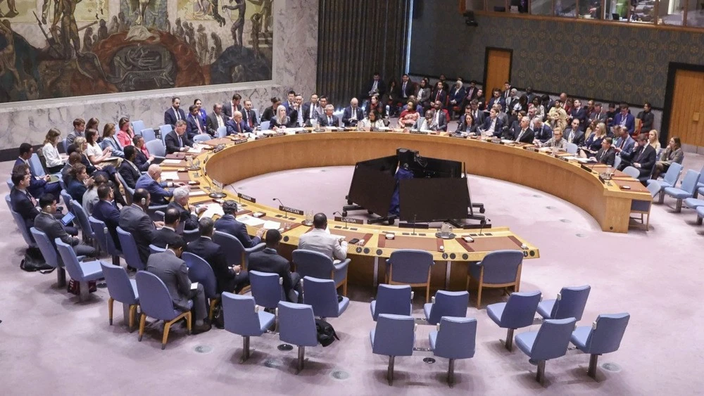 Засідання Ради Безпеки ООН та пошкоджене цивільне вантажне судно в Чорному морі