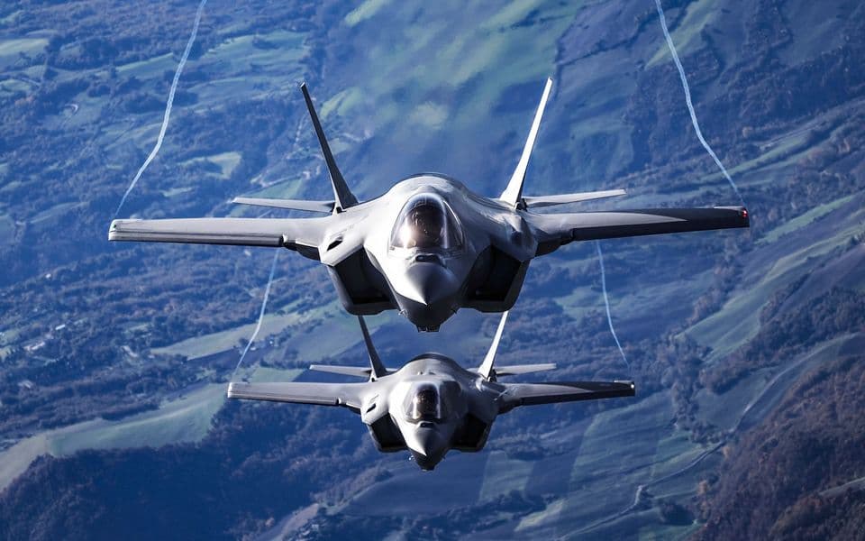 Символічне поєднання винищувача F-35 та російського зенітно-ракетного комплексу С-400