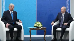 Зустріч президента Казахстану Касим-Жомарта Токаєва та російського лідера володимира путіна в Омську в рамках XXII Форуму
