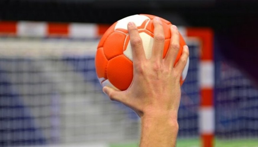 Логотип IHF на тлі російського прапора