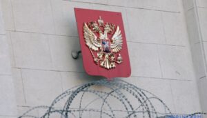 Президент України Володимир Зеленський підписує указ № 561/2026 про посилення секторальних санкцій проти фінансового сектору