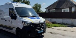Чоловік в статусі СЗЧ поранив двох поліцейських під час обшуку (фото Національної поліції України)