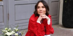Розбите панорамне вікно і підлога, всіяна битим склом, у будинку Олени Лавренюк після атаки на Київ 16 липня