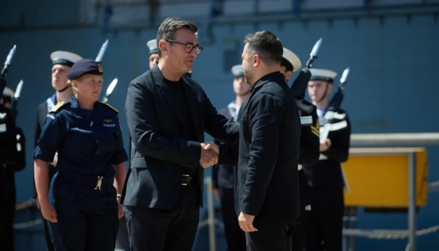 Президент Володимир Зеленський під час зустрічі з Прем'єр-міністром Великої Британії Енді Бернемом на авіаносці HMS Queen