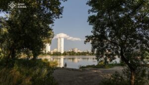 Рятувальники ДСНС під час робіт зі збору нафтопродуктів на озері Кирилівське в Оболонському районі Києва