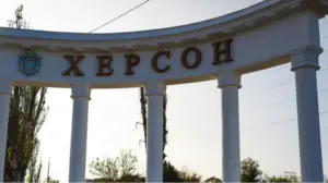 Хлібовоз з написом «ХЛІБ» після удару безпілотника у Херсоні