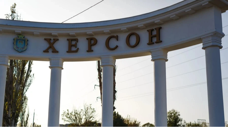 Хлібовоз з написом «ХЛІБ» після удару безпілотника у Херсоні