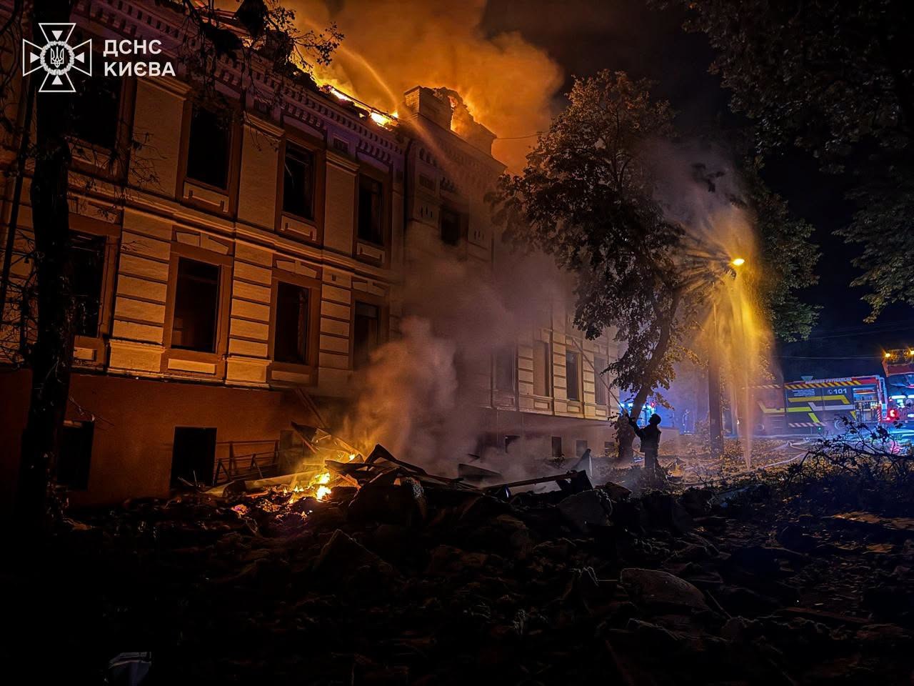 Рятувальники ДСНС гасять пожежі в Києві після нічної російської ракетної атаки 19 липня 2026 року