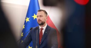 Міністр оборони Польщі Владислав Косіняк-Камиш на колінах перед хрестом під час урочистостей у місті Олика на Волині