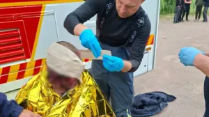 Лікарі надають першу необхідну медичну допомогу постраждалому внаслідок російської атаки на Житомирщині, 30 липня 2026 року