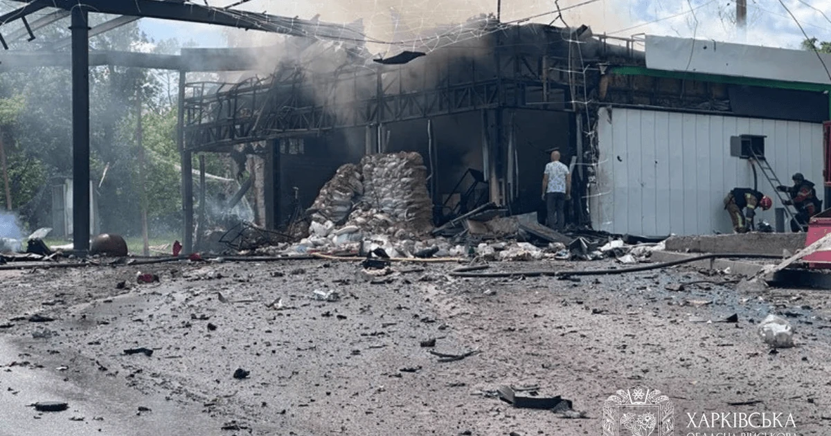 Зруйнована українська АЗС після ворожого удару в прифронтовій зоні