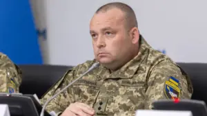 Юрій Погрібний на тлі військової форми Збройних Сил України