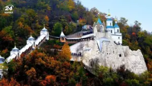 Територія Свято-Успенської Святогірської лаври (ілюстративне фото)