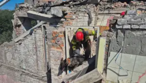 Рятувальники на місці ракетного удару по житлових будинках на вулицях Патона і Виговського у Львові
