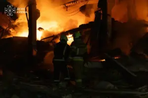 Наслідки балістичного удару 11 серпня у Києві: вирви біля дитячої лікарні та пожежа у складському приміщенні на 1200 кв. м
