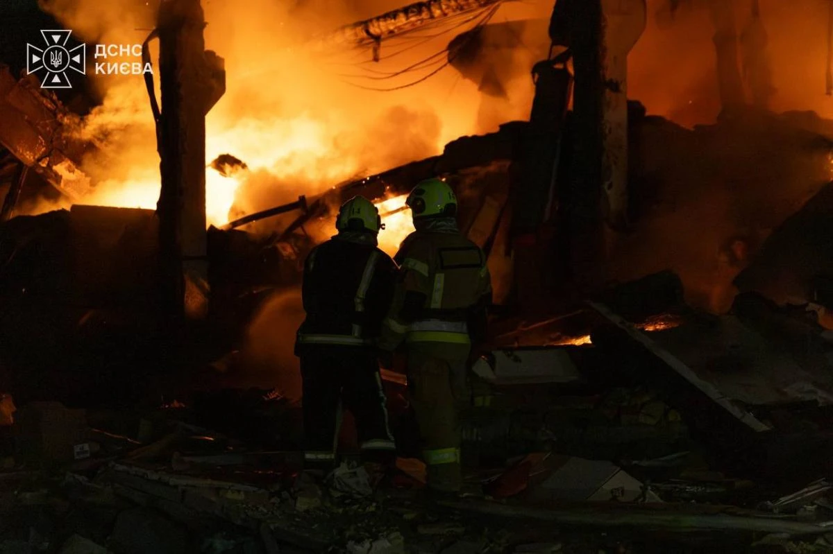 Наслідки балістичного удару 11 серпня у Києві: вирви біля дитячої лікарні та пожежа у складському приміщенні на 1200 кв. м