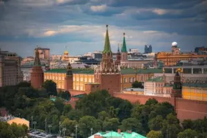 Колаж із Кремлем на тлі російських прапорів, ілюстрація до теми переговорів щодо України