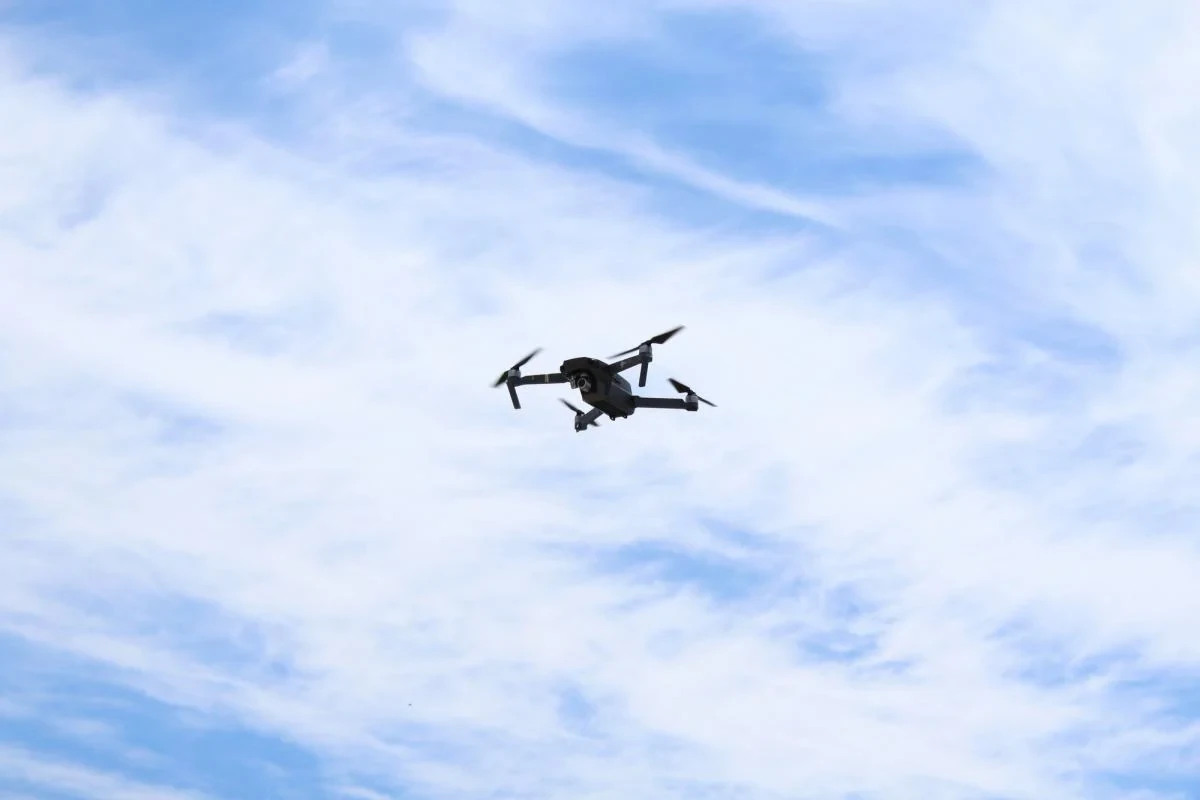 FPV-дрон на тлі українського військового обладнання — ілюстрація до матеріалу про нову тактику ЗСУ