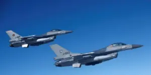 Пара грецьких винищувачів F-16 у повітрі (ілюстративне фото)