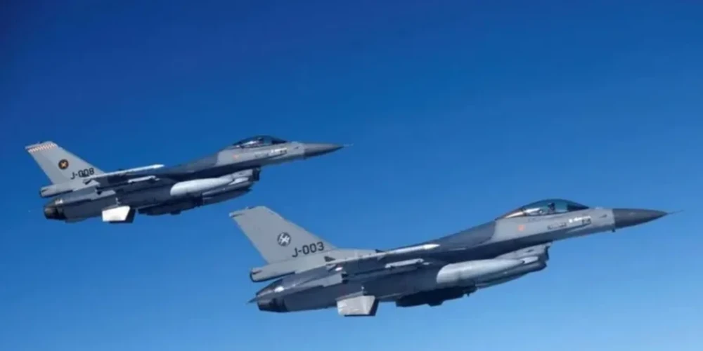 Пара грецьких винищувачів F-16 у повітрі (ілюстративне фото)