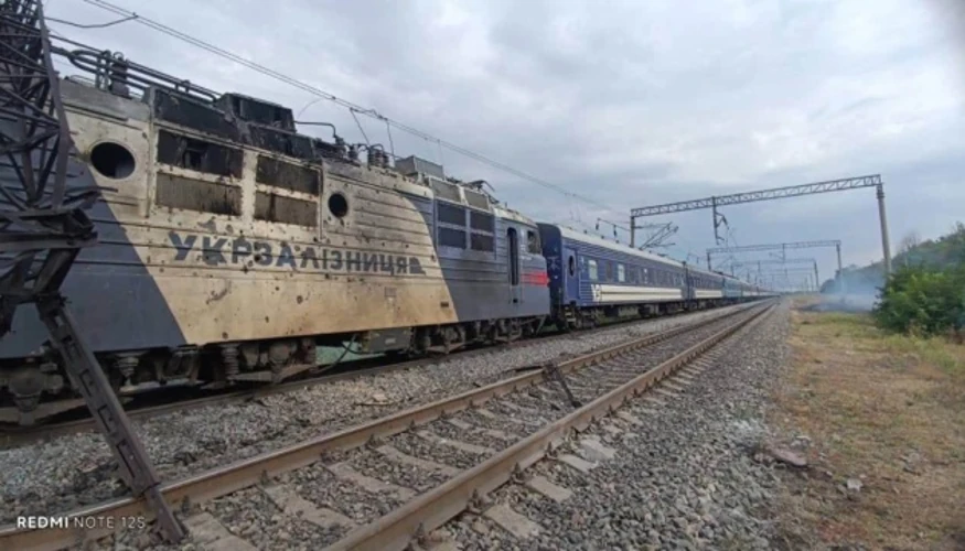 Наслідки удару по пасажирському поїзгу №147 та кадри евакуації в Одеській області