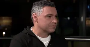 Володимир Журавльов у супроводі поліції в будівлі суду