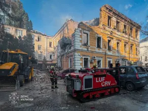Пошкоджена будівля Національної академії наук України після влучання російського дрона в Києві 28 вересня