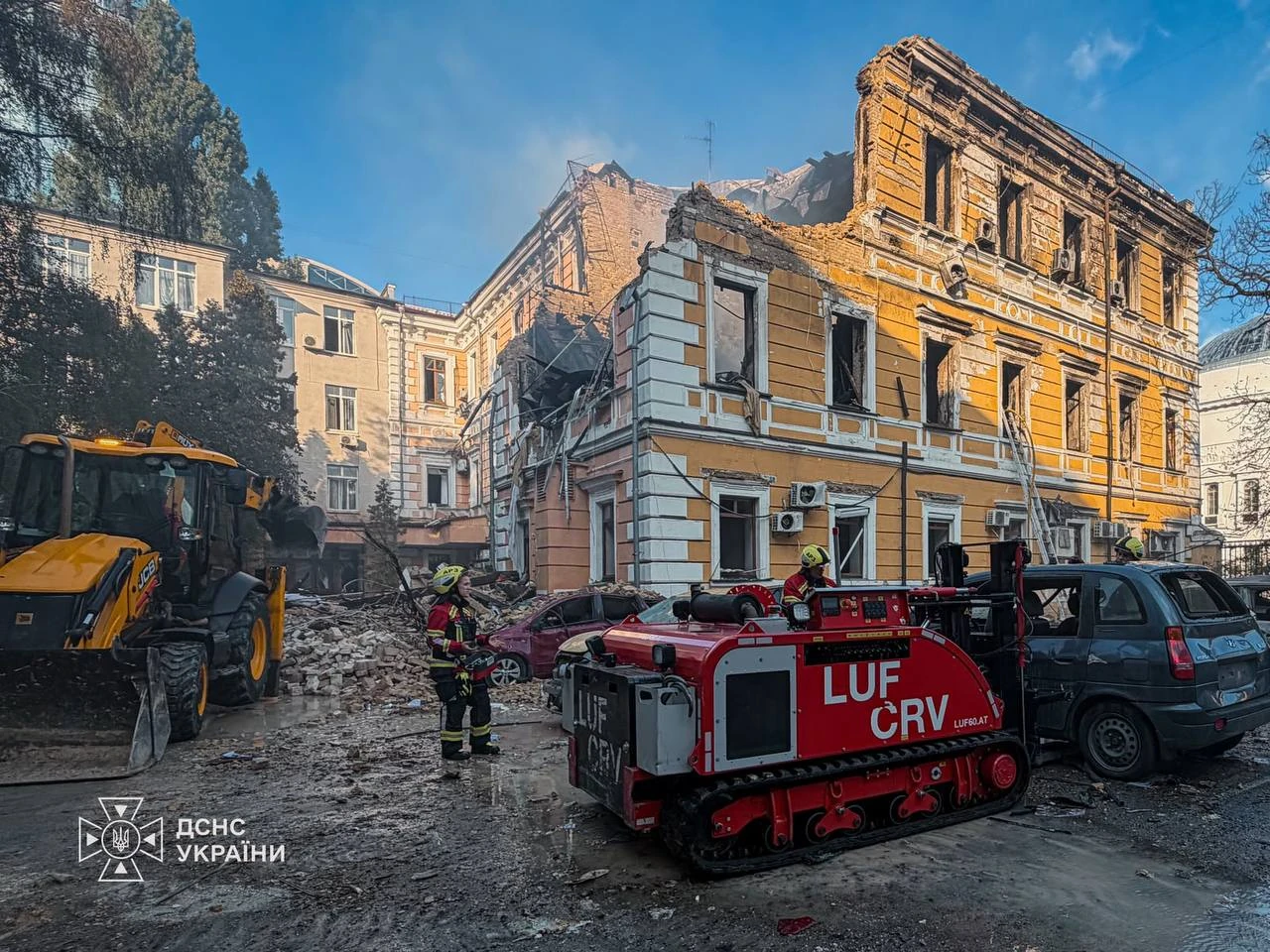 Пошкоджена будівля Національної академії наук України після влучання російського дрона в Києві 28 вересня