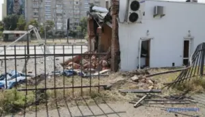 Наслідки атаки росіян на АЗС у Києві (фото ДСНС України)
