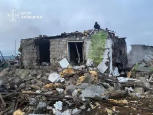 Наслідки російської атаки у Фастівському районі Київської області (фото ДСНС Київщини / Telegram)