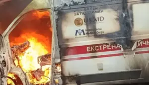 Автомобіль «швидкої допомоги» після прямого влучання дрона у Херсоні