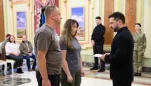 Президент Володимир Зеленський під час вручення сертифікатів на квартири Героям України та родинам загиблих Героїв (фото з