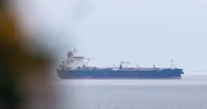 Танкери в порту Південної Кореї, що завантажують дизельне пальне
