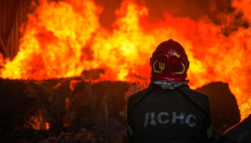 Ілюстративне фото наслідків атаки безпілотника: пошкоджені будинки та автомобілі у селі Муроване