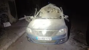Місце удару дроном по цивільній автівці у центральній частині Краматорська